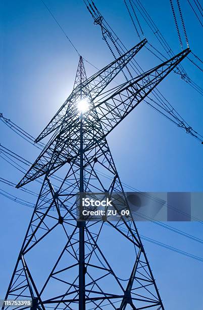 Power Pylon Mit Blauer Himmel Und Sonne Stockfoto und mehr Bilder von Achtung Hochspannung - Achtung Hochspannung, Bauwerk, Blau