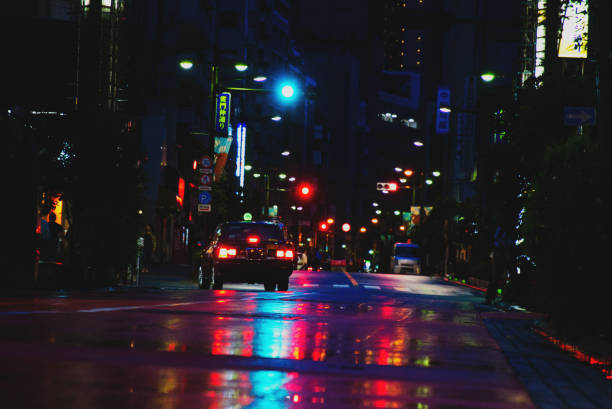 noche lluviosa en las calles de tokio - street entertainment fotografías e imágenes de stock