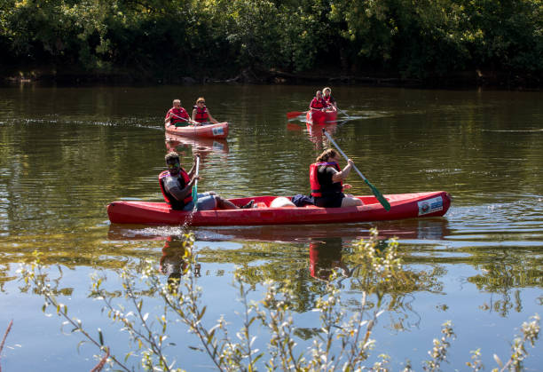 canoa sulla dordogna a la roque-gageac, aquitania, francia - canoeing people traveling camping couple foto e immagini stock