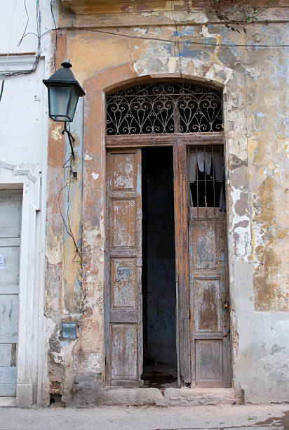 istock Old doorway in Havana 115753690