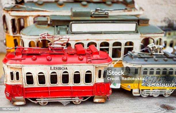 Small Models Of Vintage Trams Frrm Streets Of Portuguese Capital As Popular Souvenirs - Fotografias de stock e mais imagens de Elétrico
