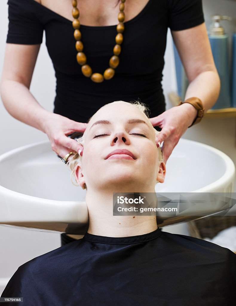 Lavarsi i capelli - Foto stock royalty-free di Adolescente