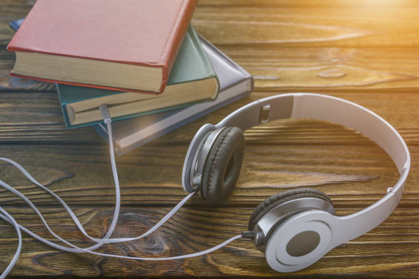 o conceito é escutar audiobooks. - pile of books audio - fotografias e filmes do acervo