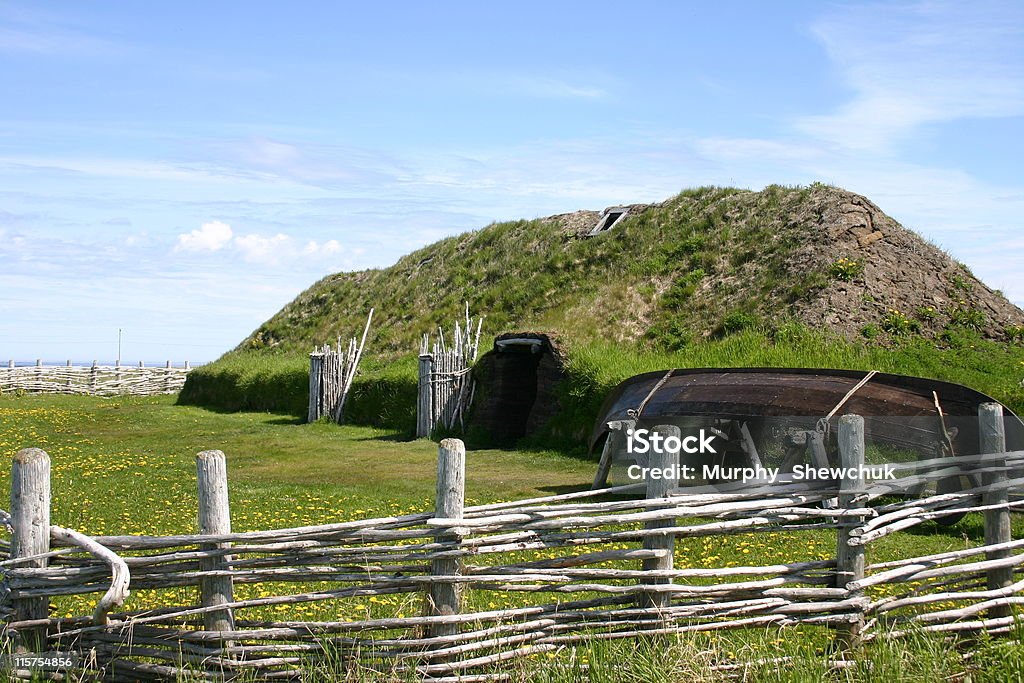 Sod hut no L'Anse aux Meadows, Newfoundland. - Foto de stock de Aldeia royalty-free