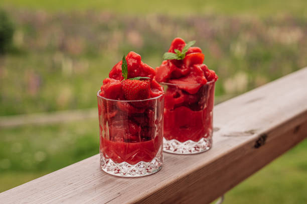 hausgemachte erdbeere daiquiri im freien im sommer - strawberry daiquiri stock-fotos und bilder