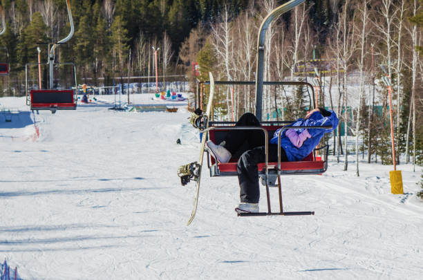 zmęczony snowboardzista na wyciągu narciarskim - skiing snow snowboarding winter sport zdjęcia i obrazy z banku zdjęć