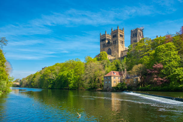 durham cathedral and river wear in spring, à durham - england cathedral church architecture photos et images de collection