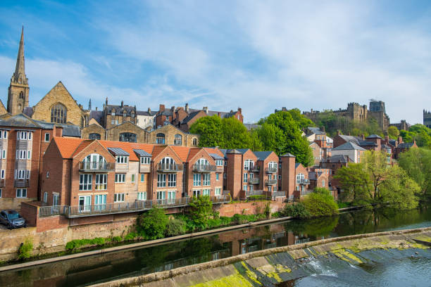 bâtiments traditionnels le long de la rive de river wear, durham, angleterre - county durham photos et images de collection