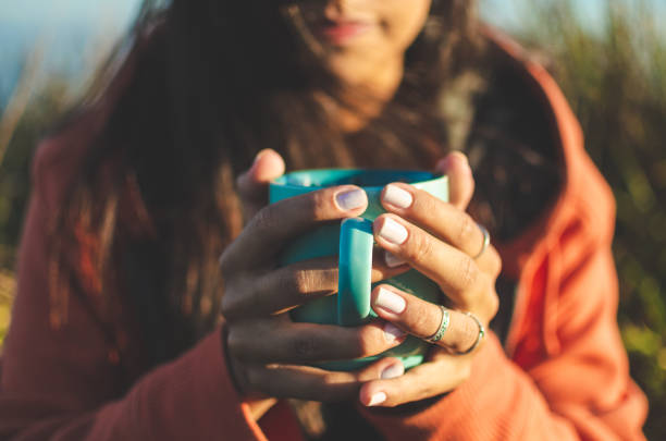 bevanda calda - tea women cup drinking foto e immagini stock