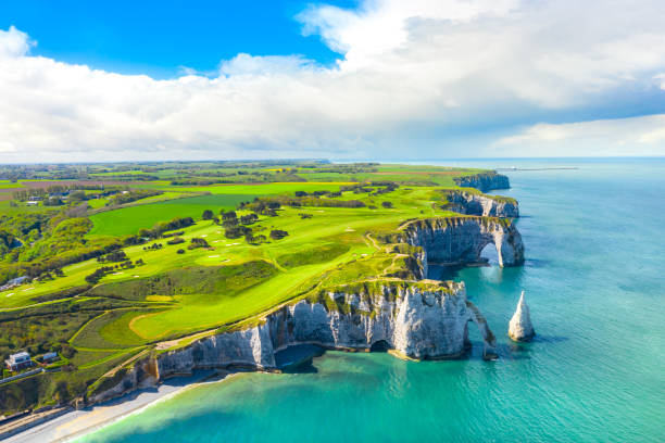 paisaje panorámico pintoresco en los acantilados de etretat. acantilados naturales increíbles. etretat, normandía, francia, la manche o canal de la mancha. costa de la zona de pays de caux en el día soleado de verano. francia - normandía fotografías e imágenes de stock