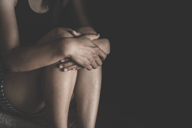 femme se trouvant sur le plancher pleurant avec la dépression - sexual violence photos et images de collection