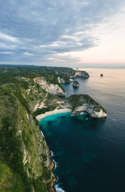 vista aérea cénico do beira-mar em nusa penida - nusa lembongan bali island beach - fotografias e filmes do acervo