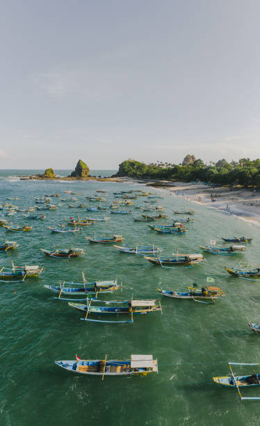 scenic aerial view of a lot of boats on the  seaside on nusa penida - nusa lembongan bali island beach imagens e fotografias de stock