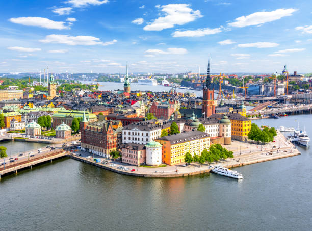 vista aérea del casco antiguo de estocolmo (gamla stan) desde la parte superior del ayuntamiento, suecia - estocolmo fotografías e imágenes de stock