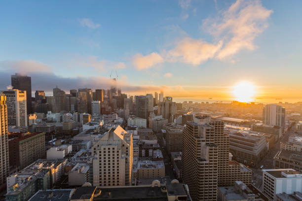 восход солнца и туман центр города сан-франциско - san francisco bay aerial view san francisco county san francisco bay area стоковые фото и изображения