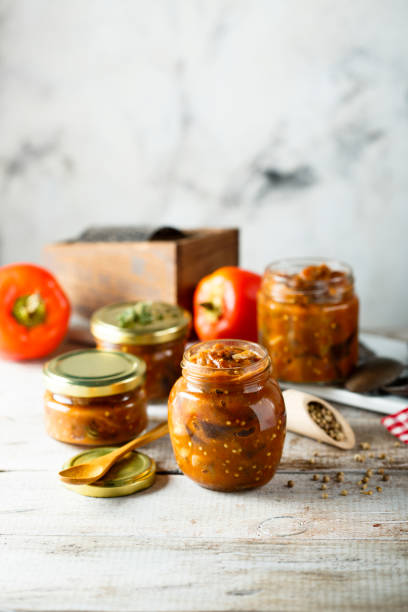 sauce aux légumes rôtis - chutney jar tomato preserved photos et images de collection