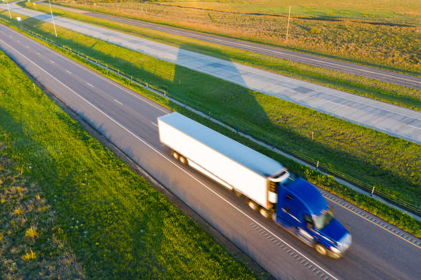 amerykański semi truck na autostradzie - truck midwest usa usa day zdjęcia i obrazy z banku zdjęć