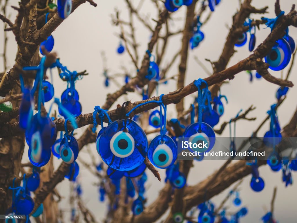 Традиционные турецкие амулеты - Nazar boncuk или Fatima Eye висят на ветвях дерева желаний - Стоковые фото Глаз роялти-фри