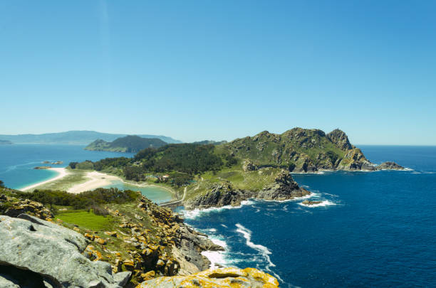 blick auf den nationalpark cies islands vom aussichtspunkt des queen es chair. vigo. galicien. spanien. - atlantikinseln stock-fotos und bilder