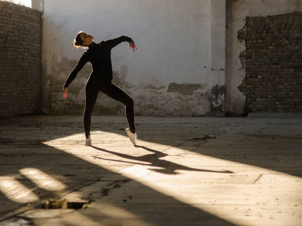 istock Silhouette of ballerina dancing 1157606388