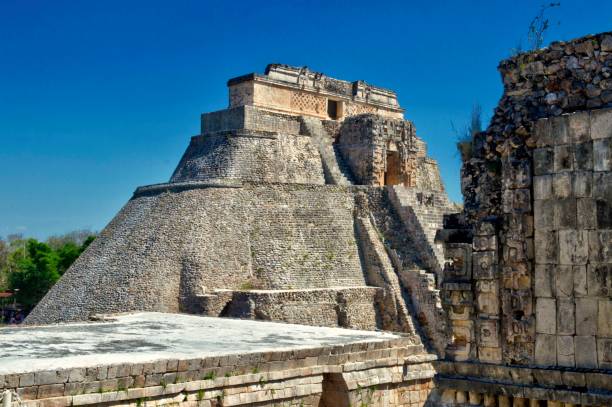 View near the Fortune Teller's House. Archaeological site of Uxmal, located in Yucatan. Beautiful tourist area. UNESCO World Heritage Site Archaeological site of Uxmal, located in Yucatan. Beautiful tourist area. UNESCO World Heritage Site. The city is made up of 15 groups of buildings, distributed from north to south, in an area of approximately two kilometers. Among those that stand out: The Pyramid of the Diviner, with its Plaza de los Pájaros, the Quadrangle of the Nuns, the Ball Game, the Governor's Palace, the Great Pyramid and El Palomar, in addition to the North Group, the Casa de la Vieja, The Cemetery and the Temple of the Phalluses governor's palace williamsburg stock pictures, royalty-free photos & images