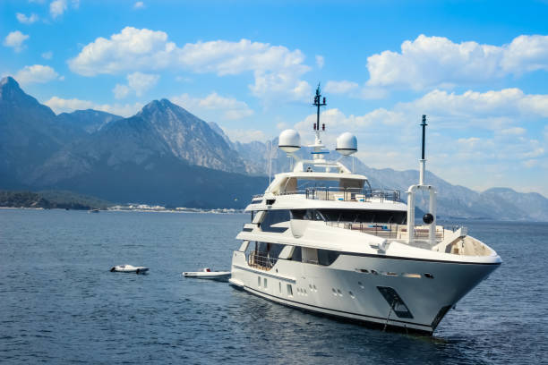 yachtsegelt im mittelmeer in der türkei - bay large nautical vessel blue stock-fotos und bilder