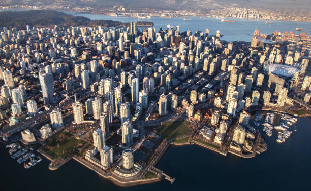 vue aérienne du centre-ville de vancouver - district of north vancouver photos et images de collection