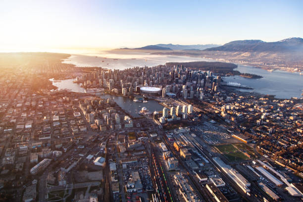 luftaufnahme von vancouver downtown - scenics skyline panoramic canada place stock-fotos und bilder