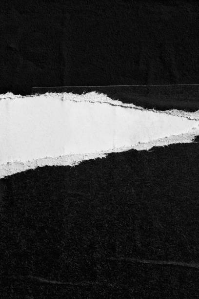 blanco wit zwart oude geripte verscheurd papier verfrommeld gevouwen posters grunge texturen achtergrond achtergronden plakkaat stockfoto - tears stockfoto's en -beelden