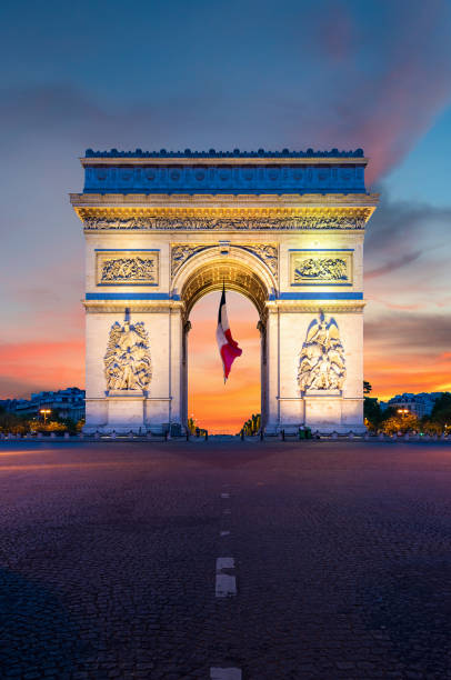 arc de triomphe de paris bei nacht in paris, frankreich. - paris france arc de triomphe france french culture stock-fotos und bilder