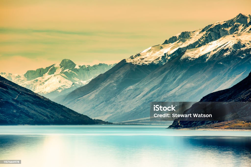 Extrémité nord du lac Wanaka sous les Alpes du Sud enneigées - Photo de Alpes du sud de la Nouvelle-Zélande libre de droits