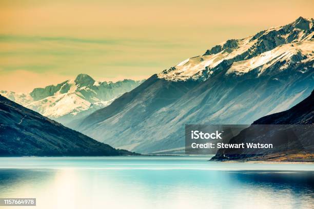 Photo libre de droit de Extrémité Nord Du Lac Wanaka Sous Les Alpes Du Sud Enneigées banque d'images et plus d'images libres de droit de Alpes du sud de la Nouvelle-Zélande