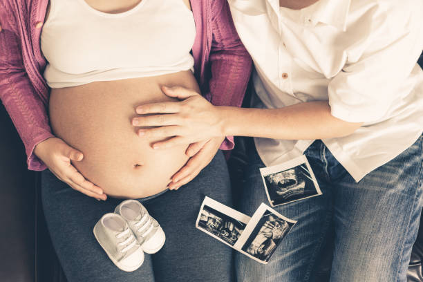 schwangeres paar fühlt sich zu hause verliebt und entspannen. - shoe women adult baby stock-fotos und bilder