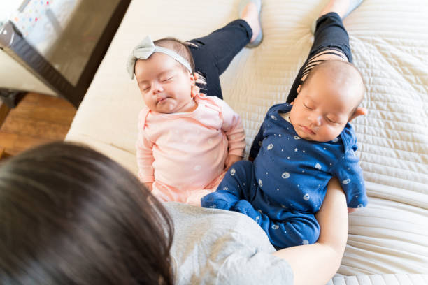 sono i più piccoli quando dormono - twin newborn baby baby girls foto e immagini stock