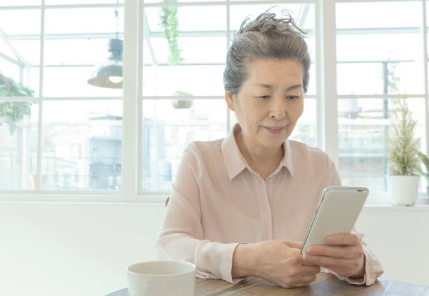 istock Senior who enjoys watching smartphone 1157676164