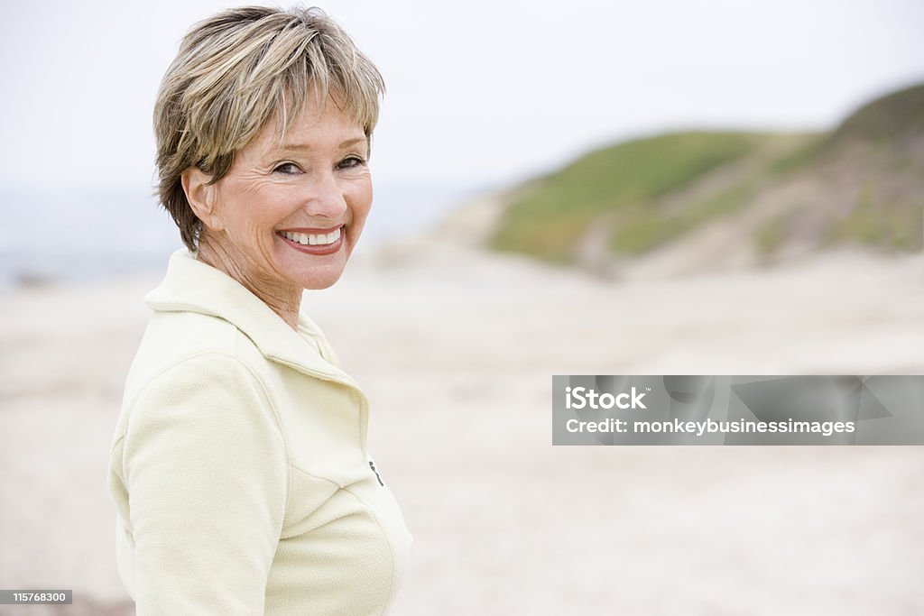 Frau am Strand lächelnd - Lizenzfrei 60-64 Jahre Stock-Foto