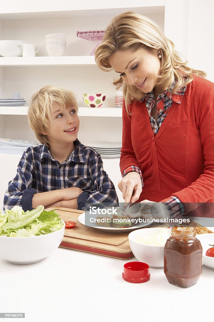 Mutter und Sohn In der Küche, Sandwich - Lizenzfrei Ein Sandwich zubereiten Stock-Foto