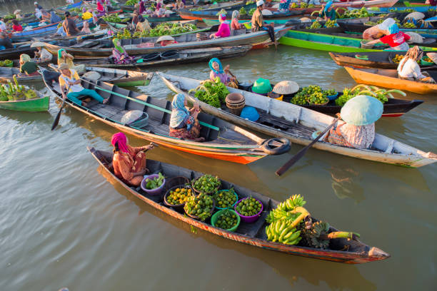 mercado flotante, muara kuin, banjarmasin, indonesia - kalimantan fotografías e imágenes de stock