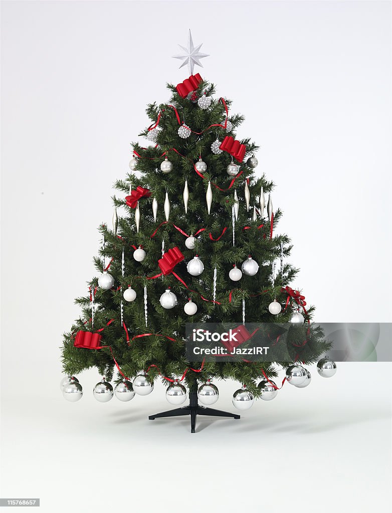 Украшенная рождественская елка против Белый фон - Стоковые фото Ёлочные игрушки роялти-фри