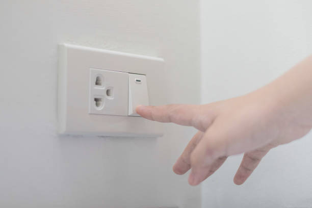 절전 개념. 라이트 스위치 끄기 시 손 - switch light switch electricity human hand 뉴스 사진 이미지