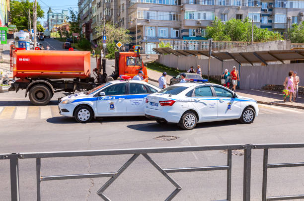 ciężkie ciężarówki kamaz i pojazdy policyjne nakładają się na ulicę - city of center control police mobility zdjęcia i obrazy z banku zdjęć