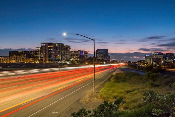 5 autostrada - esposizione prolungata della california meridionale - irvine california california orange county traffic foto e immagini stock