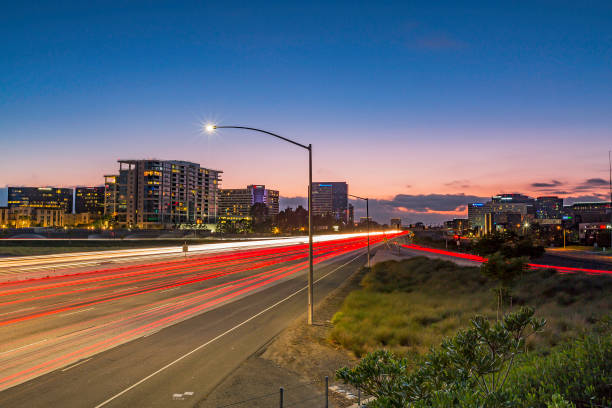 5 autostrada - esposizione lunga della california meridionale - irvine california california orange county traffic foto e immagini stock