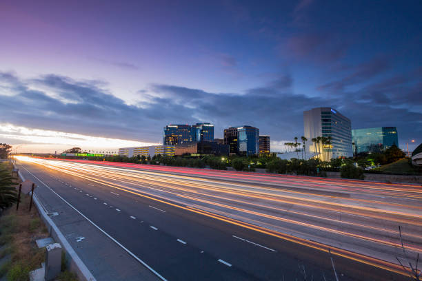 5 шоссе - южная калифорния длинная экспозиция - irvine california california orange county traffic стоковые фото и изображения