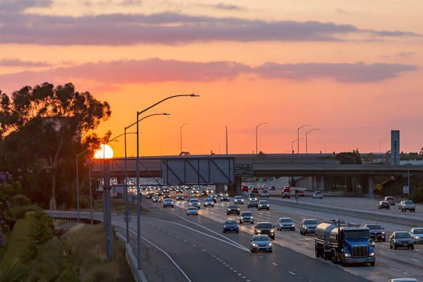 5 autostrada - esposizione prolungata della california meridionale - irvine california california orange county traffic foto e immagini stock