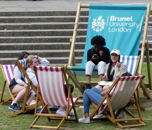 étudiants détendant sur des chaises longues à l'université brunel londres - uxbridge photos et images de collection