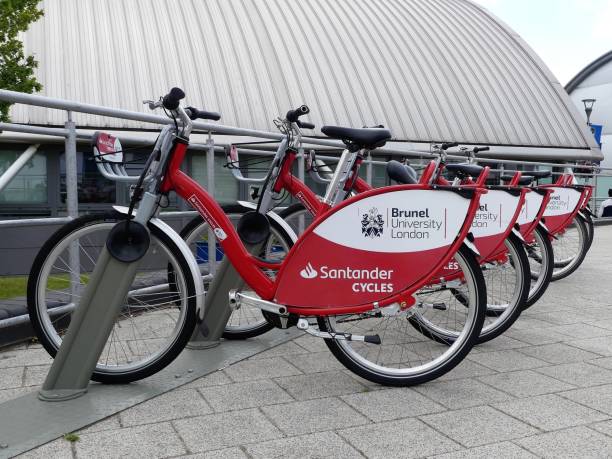 santander cycles auf dem campus der brunel university london - satteldach stock-fotos und bilder