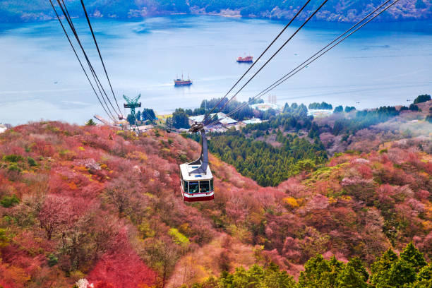 funivia del monte komagatake a hakone, prefettura di kanagawa, giappone. - volcano lake mountain mountain range foto e immagini stock