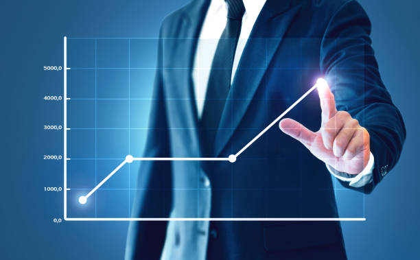 チャート上でビジネスの成長を示すビジネスマンは、より多くの利益の上昇を表すグラフに触れます。 - market target ストックフォトと画像