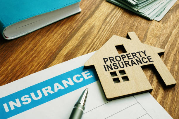 марка страхования имущества на модели деревянного дома. - household insurance стоковые фото и изображения